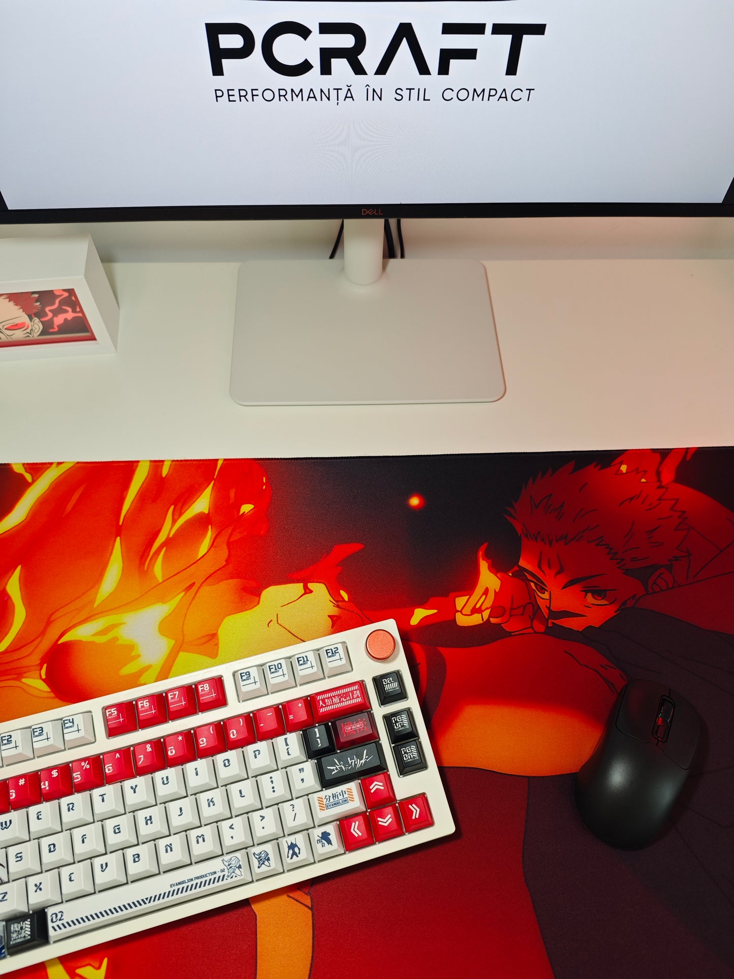 Mousepad din seria Jujutsu Kaisen cu personajul Sukuna pe birou cu mouse si tastatura