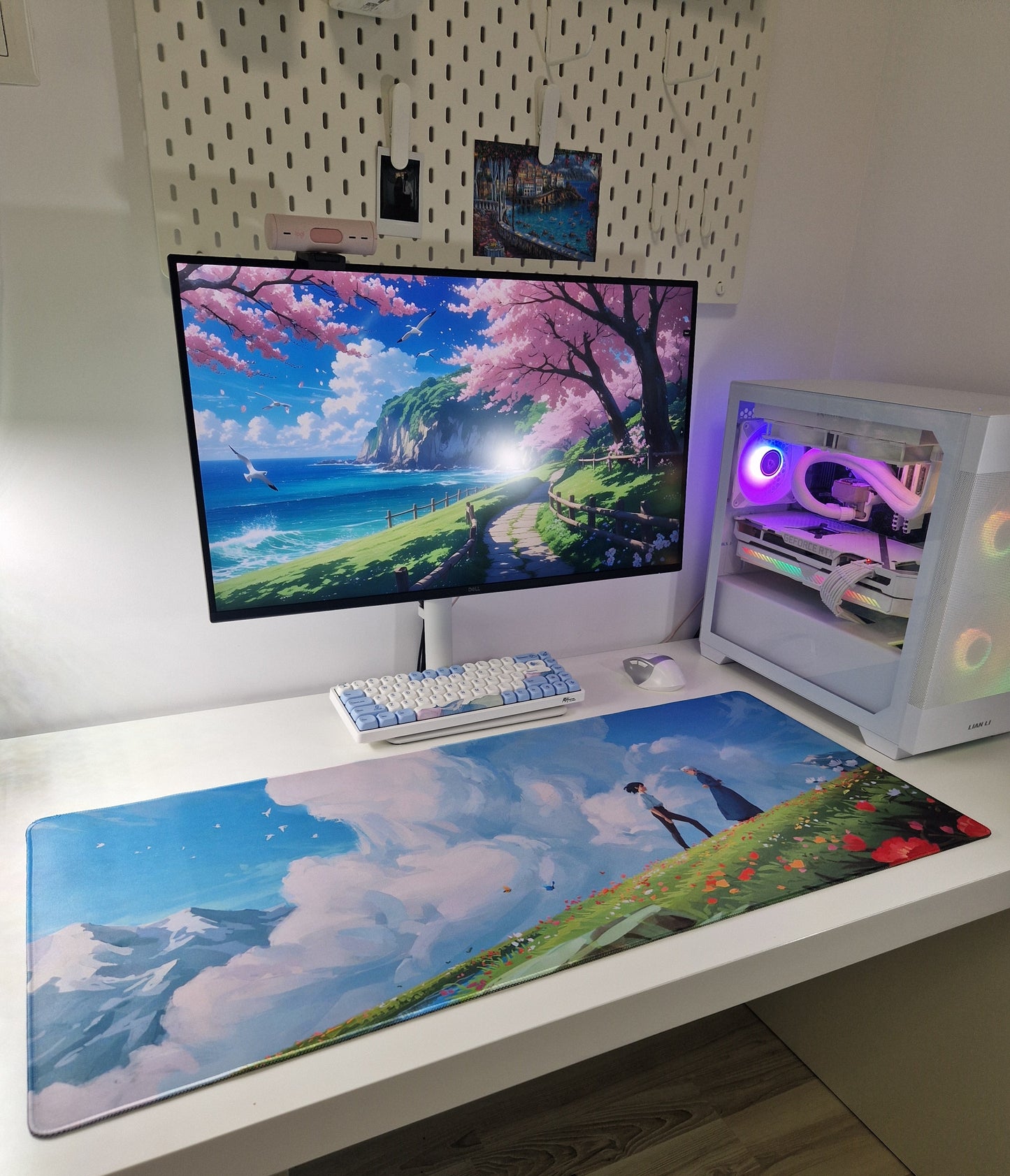 Mousepad peisaj de munte cu nori in setup complet pe birou de gaming