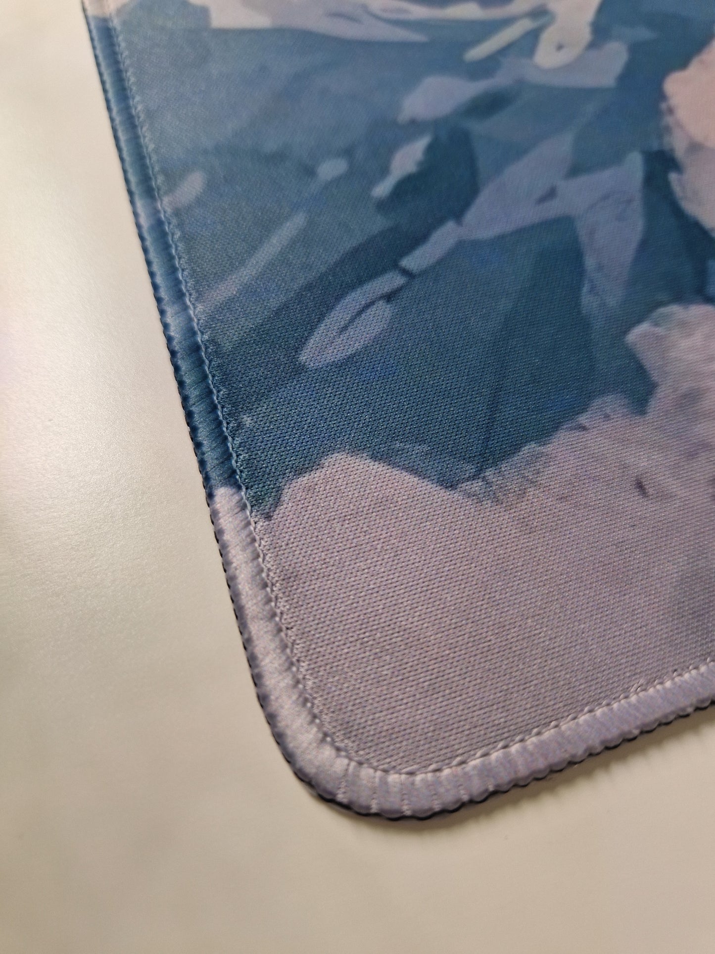 Mousepad peisaj de munte cu nori detaliu pe marginea cusuta