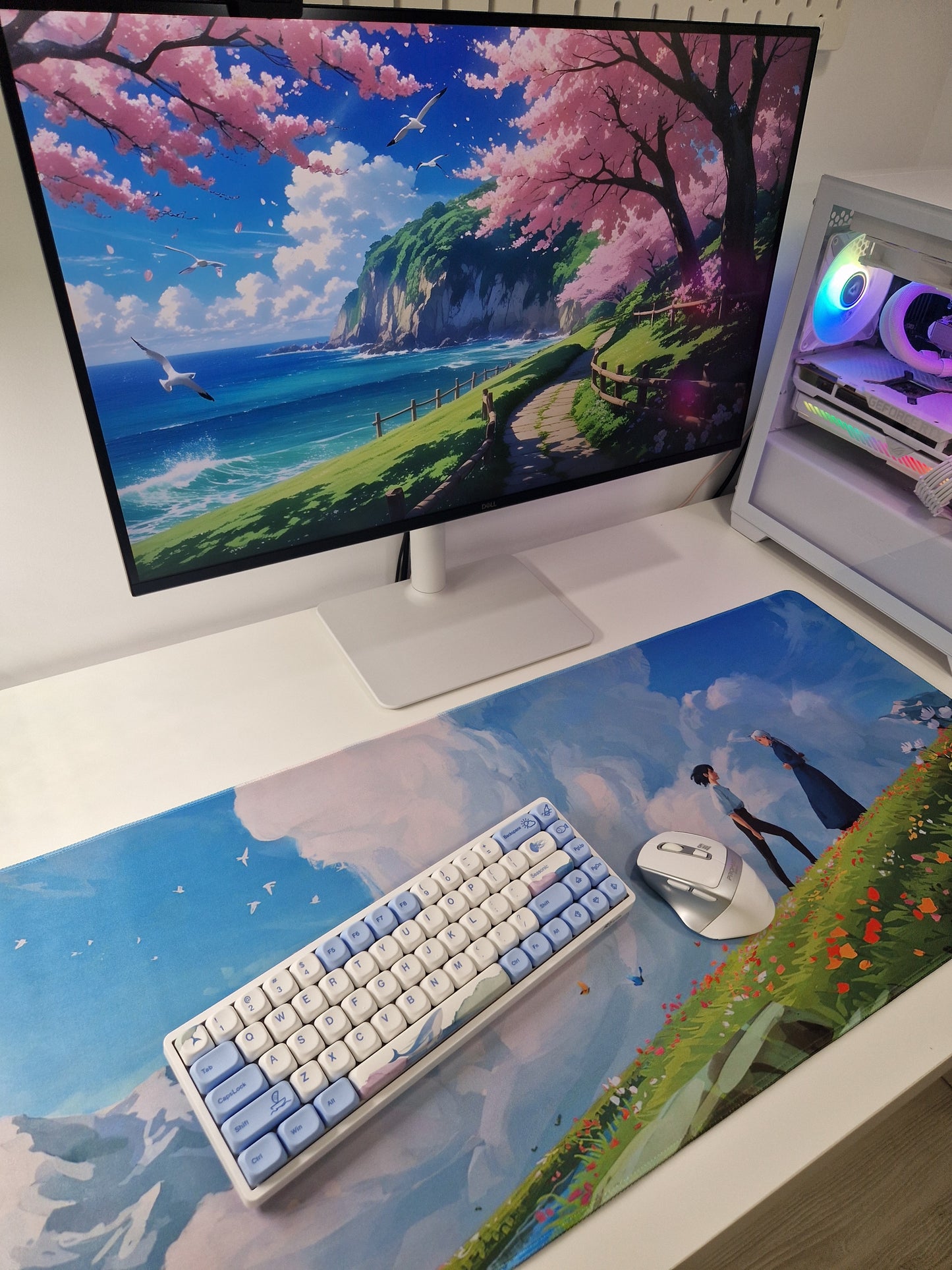 Mousepad peisaj de munte cu nori in setup complet pe birou de gaming cu mouse si tastatura de aproape