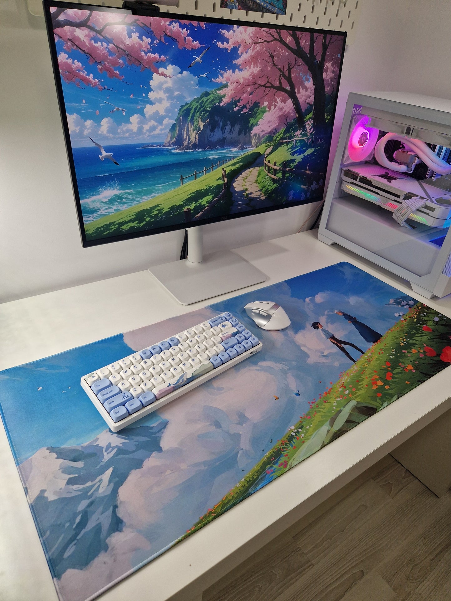 Mousepad peisaj de munte cu nori in setup complet pe birou de gaming cu mouse si tastatura in acelasi stil
