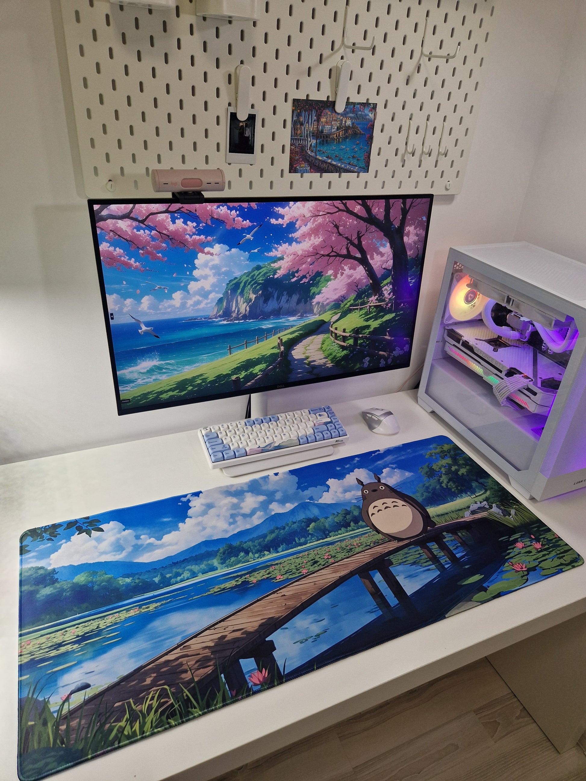 Mousepad Totoro din Ghibli pe lac in setup complet de gaming