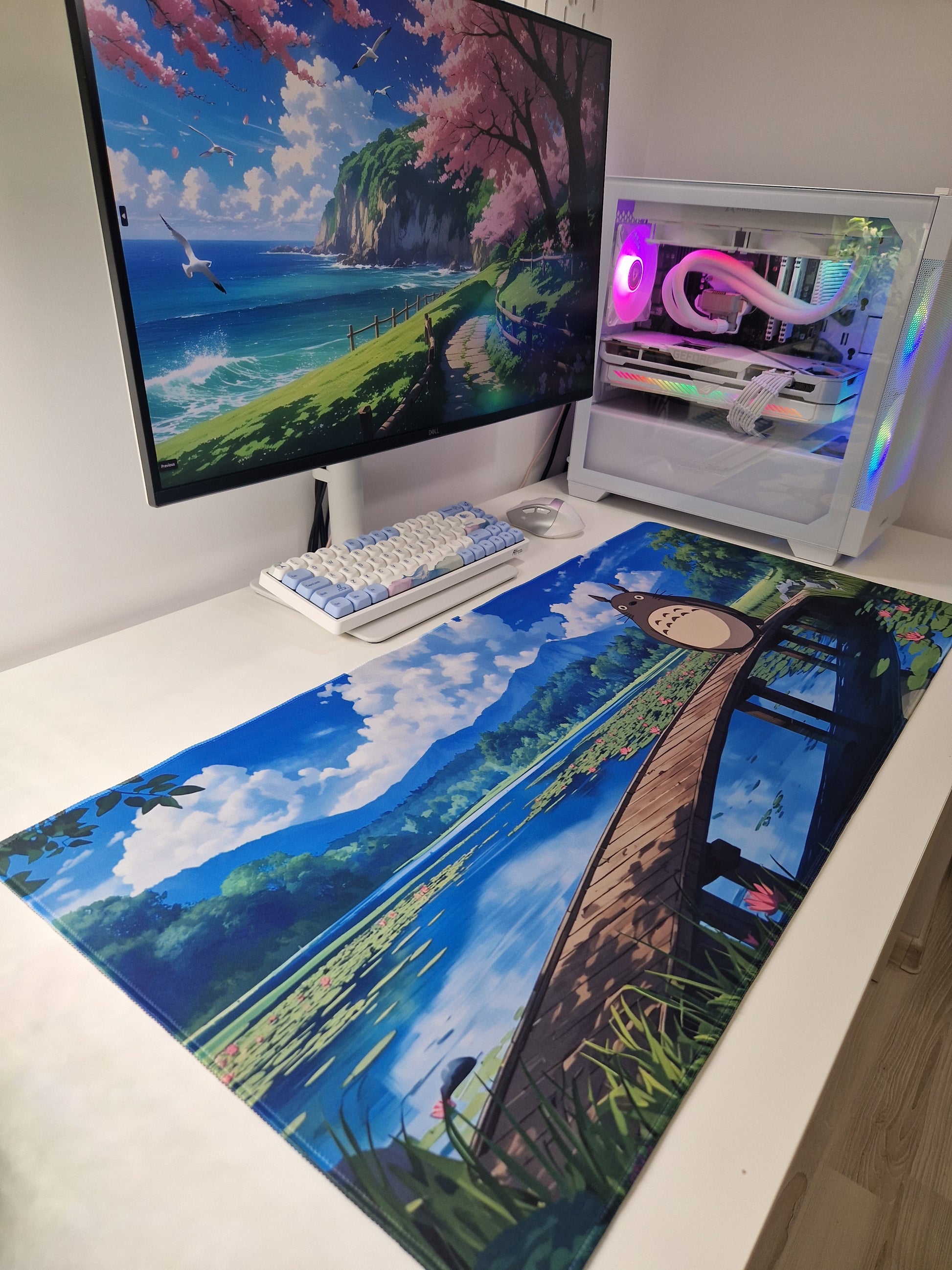 Mousepad Totoro din Ghibli pe lac in setup complet de gaming privit din lateral