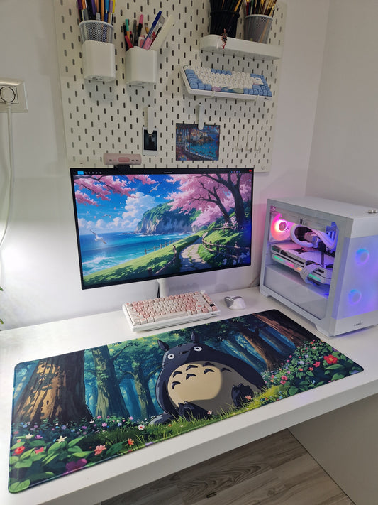 Setup de gaming cu personaj inspirat din Ghibli - Totoro privit de sus