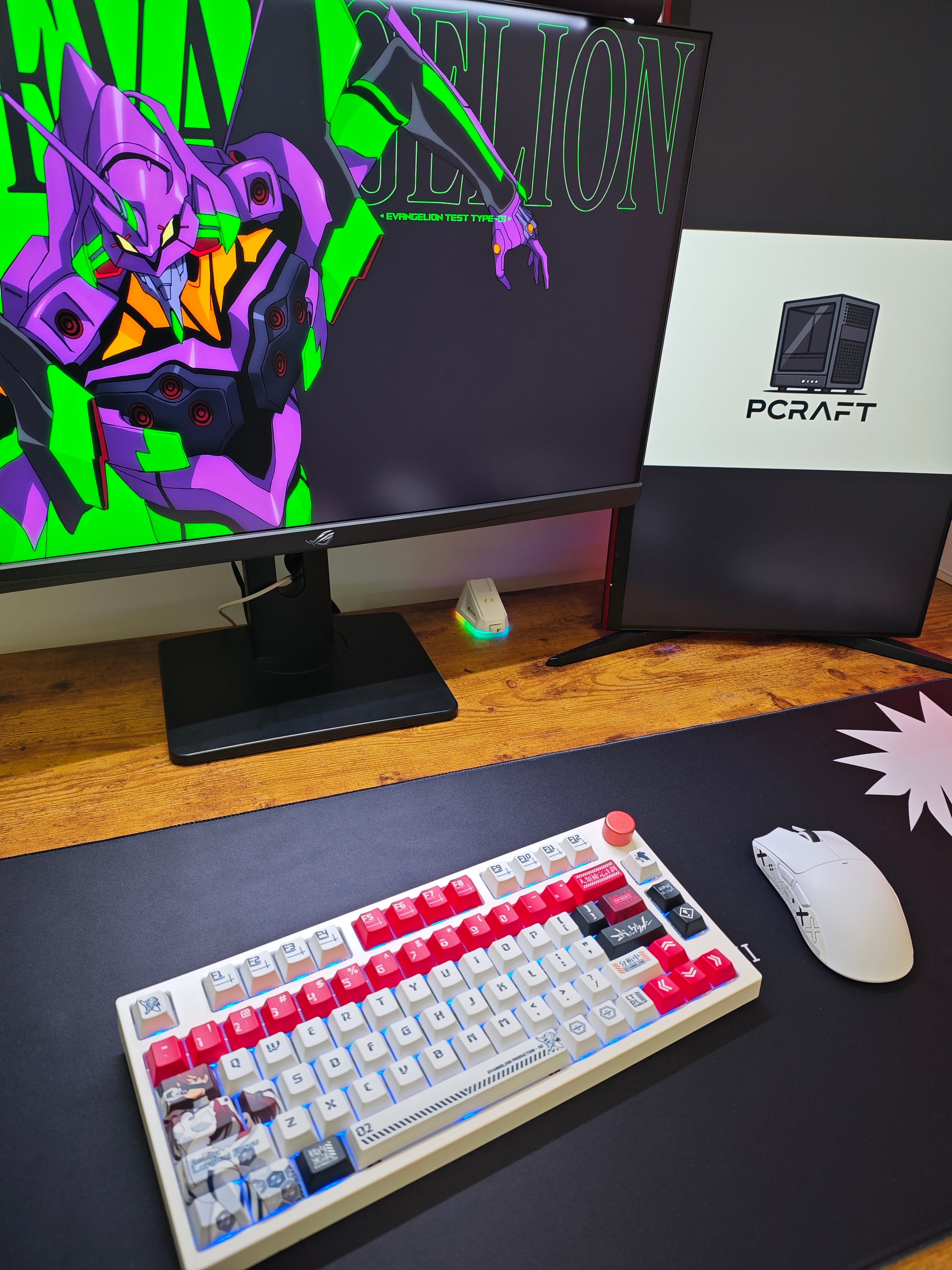 Set de taste Asuka din Evangelion pe tastatura pe birou cu setup complet si mousepad