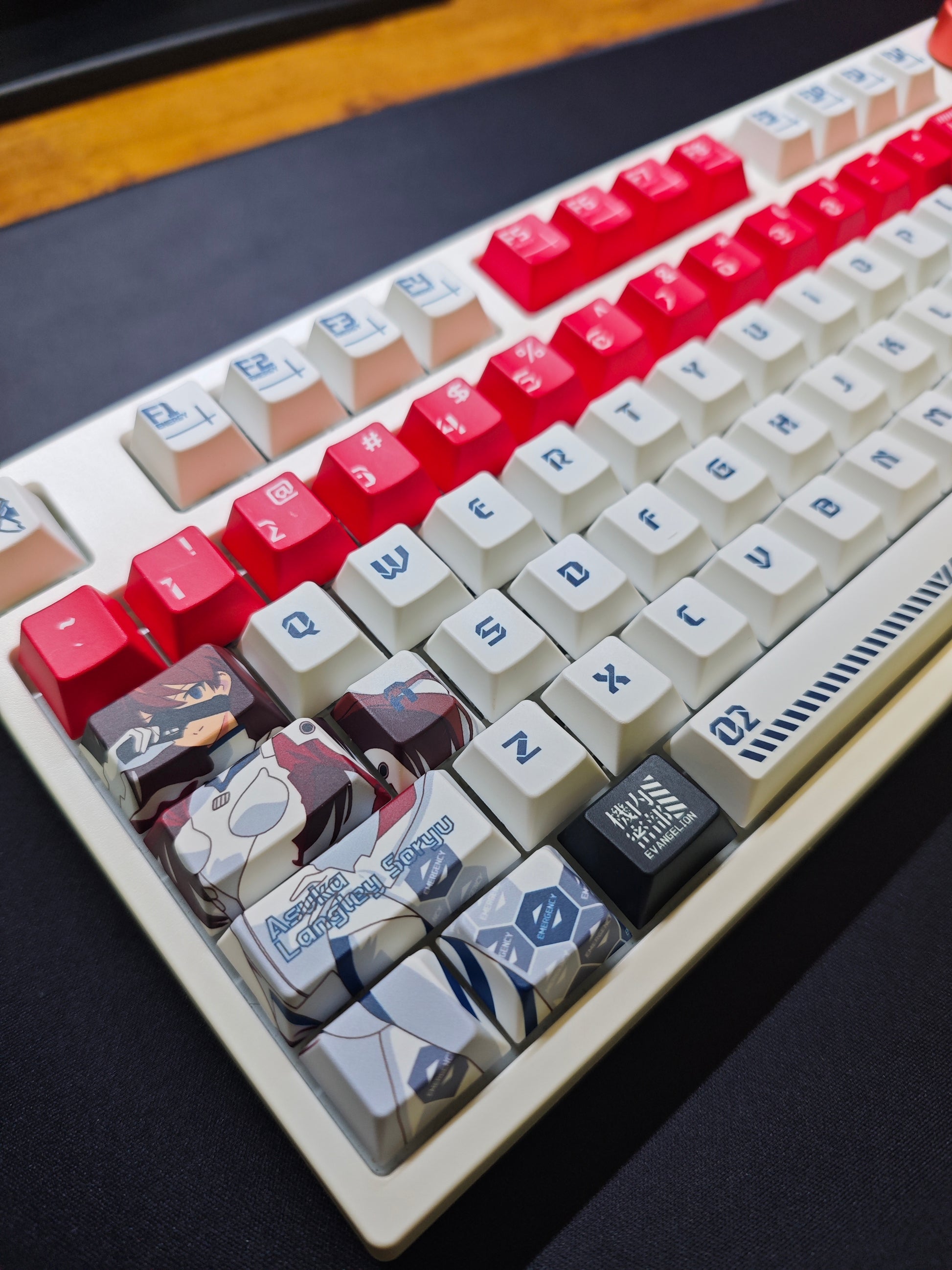 Set de taste Asuka din Evangelion pe tastatura din partea stanga
