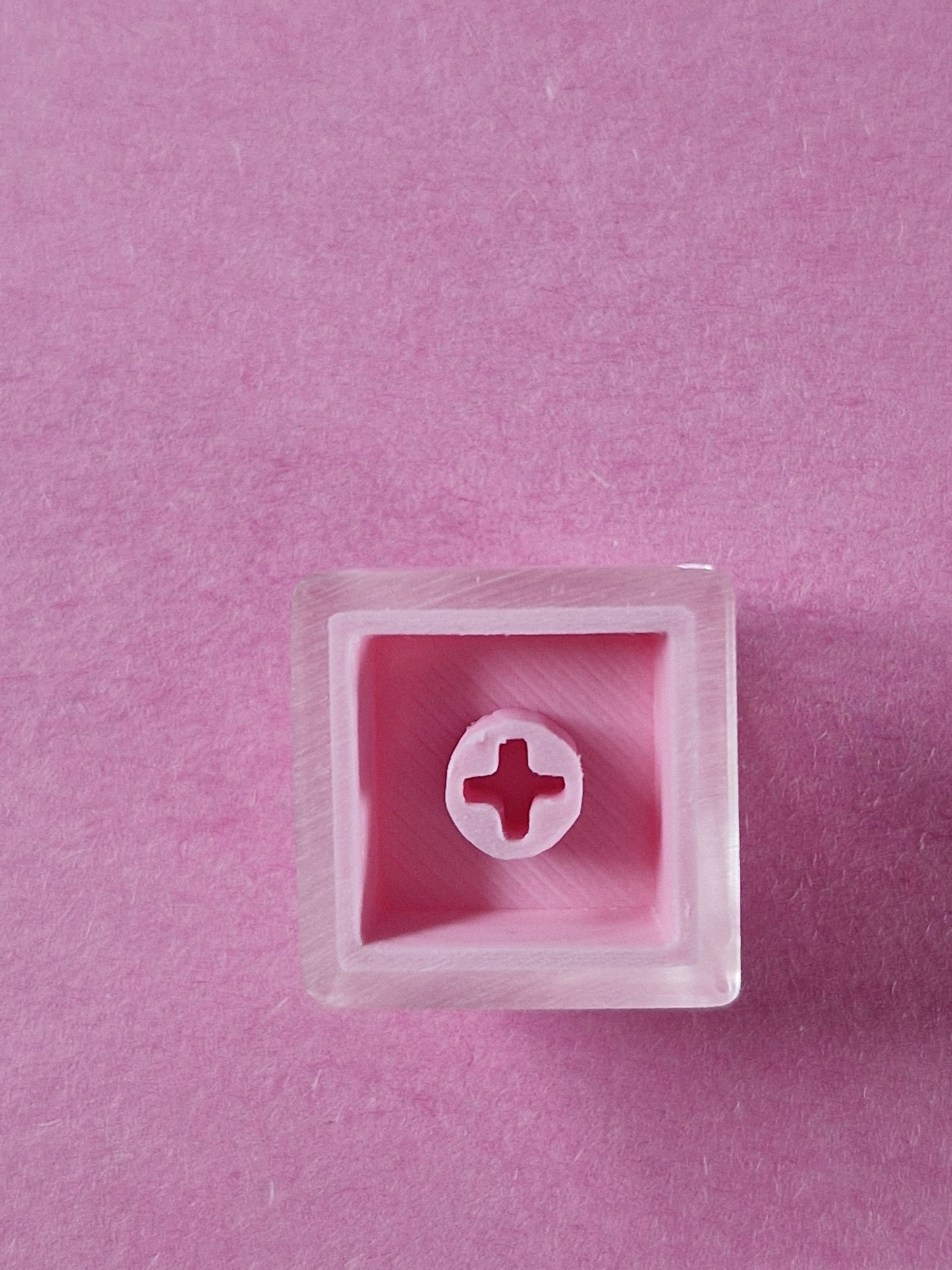 Tasta R4 din rasina translucida cu pisica roz compatibila Cherry MX din spate