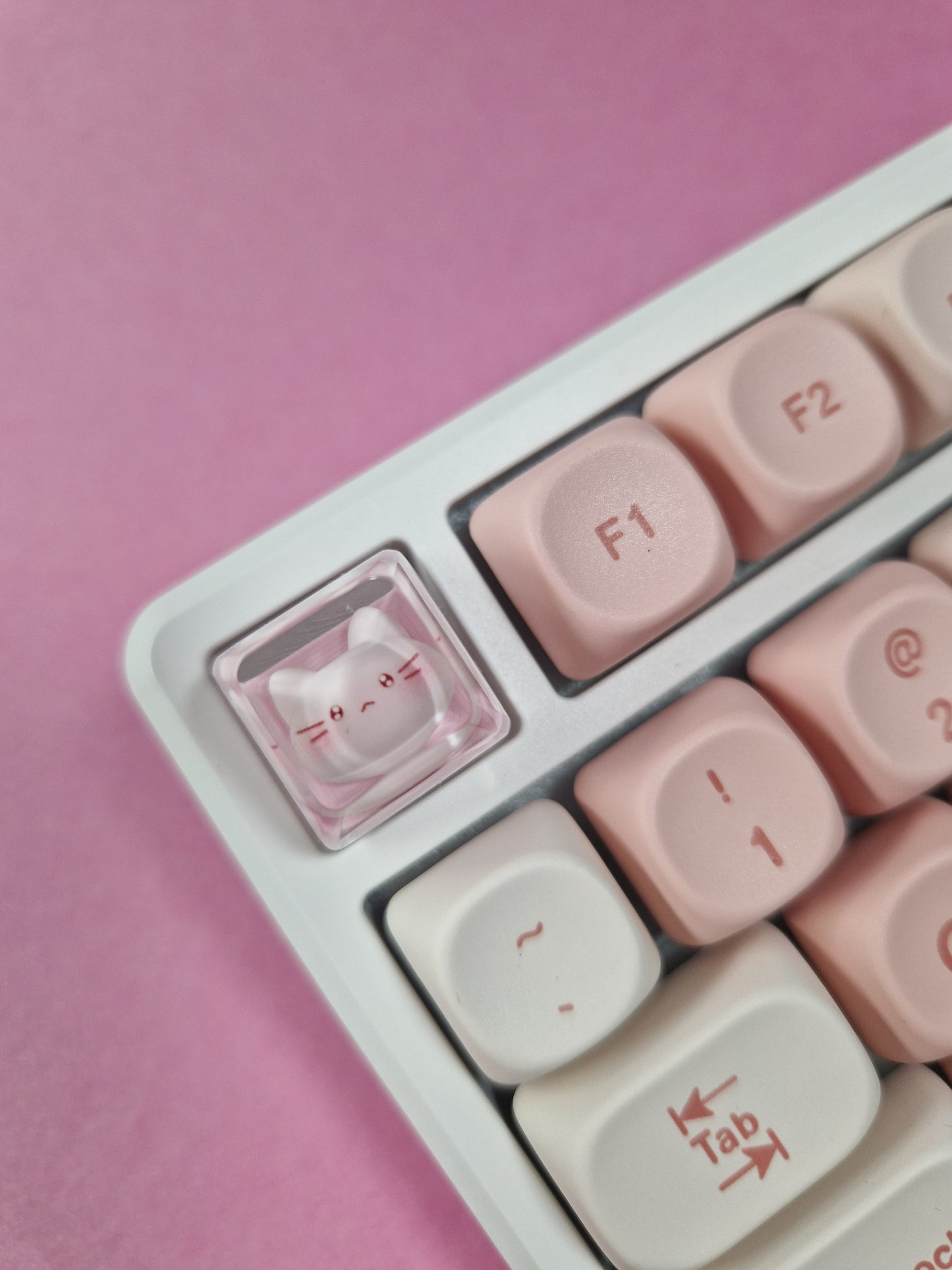 Tasta R4 din rasina translucida cu pisica roz compatibila Cherry MX pe tastatura din fata