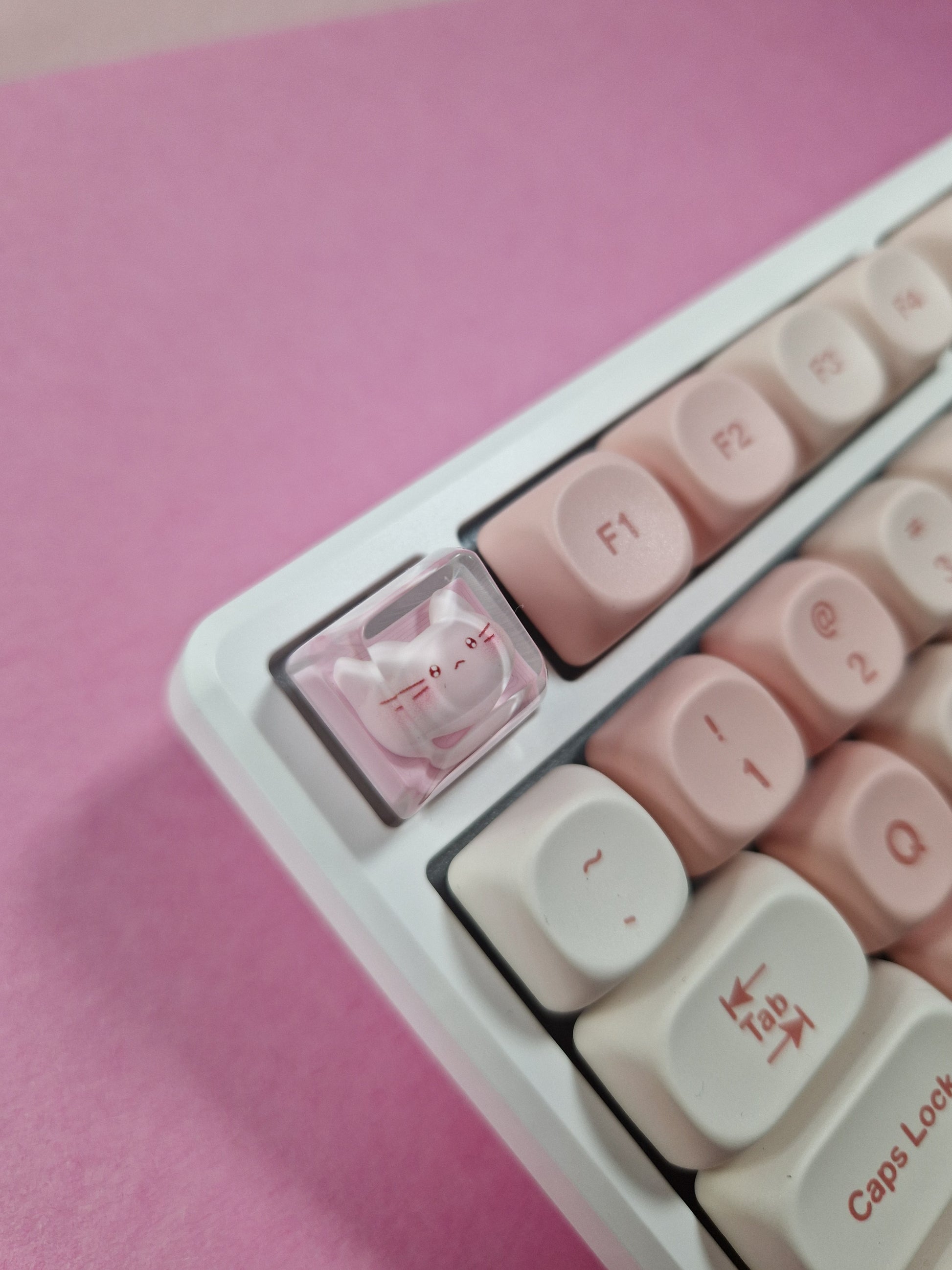 Tasta R4 din rasina translucida cu pisica roz compatibila Cherry MX pe tastatura din lateral